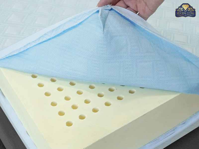 Lau nhẹ vết bẩn bằng khăn ẩm để bảo vệ cấu trúc nệm