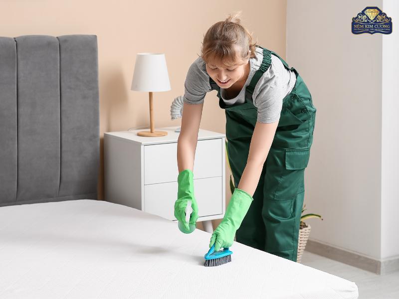 Vệ sinh nệm định kỳ giúp giữ không gian ngủ sạch sẽ